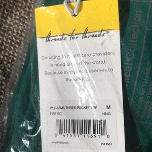 Figs casma three pocket top